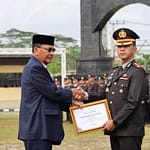 32 Personel Ditreskrimsus Polda Kalsel Raih Penghargaan Gubernur atas Sukses Wujudkan Swasembada Pangan Supian HK dan penyerahan piagam