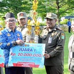 Pemprov Kalsel Serahkan Hadiah Pemenang Lomba Poskamling WhatsApp-Image-2025-12-01-at-15.32.58-1-scaled