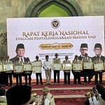 ASN Asal Balangan Ukir Prestasi, Raih Penghargaan PPIH Arab Saudi Terbaik 2026 Penyerahan-penghargaan-petugas-haji-daerah-oleh-Wakil-Menteri-Haji-dan-Umrah-RI