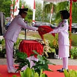 Wabup Akhmad Fauzi Pimpin Penurunan Bendera HUT ke-81 RI, Ajak Warga Wujudkan Semangat Kemerdekaan WABUP BALANGAN PENURUNAN BENDERA