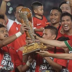 Saat Bepe Kehilangan Medali Juara Piala Presiden Pemain persija bambang pamungkas terima trofi piala presiden dari jokowi