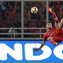 Marko Simic Kelelahan Usai Arak arakan Juara Piala Presiden Pemain persija jakarta marko simic saat tendangan salto