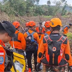Reruntuhan Helikopter yang sempat hilang kontak ditemukan di hutan Mentewe Kalimantan Selatan PHOTO-2025-09-18-00-35-24