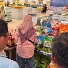 Polda Kalsel Gerak Cepat Tekan Harga Beras, Tiga Tim Satgas Turun ke Pasar WhatsApp Image 2025-10-24 at 18.48.36