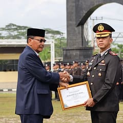 32 Personel Ditreskrimsus Polda Kalsel Raih Penghargaan Gubernur atas Sukses Wujudkan Swasembada Pangan Supian HK dan penyerahan piagam