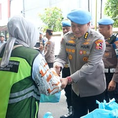 Polda Kalsel Gelar Jumat Berkah, 200 Bingkisan Dibagikan untuk Relawan Kebakaran dan Kebersihan WhatsApp Image 2025-11-21 at 11.47.55 (1)