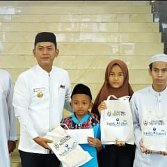 Bank Kalsel Salurkan Bantuan Sarung untuk Anak Panti, Wujud Kepedulian di Bulan Ramadan Sarung-Bank-Kalsel.jpg