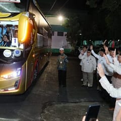 Gubernur Kalsel Lepas Kloter Perdana Haji, Tekankan Kesehatan dan Titip Doa untuk Banua WhatsApp-Image-2026-04-24-at-15.12.58-scaled