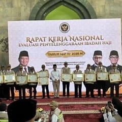 ASN Asal Balangan Ukir Prestasi, Raih Penghargaan PPIH Arab Saudi Terbaik 2026 Penyerahan-penghargaan-petugas-haji-daerah-oleh-Wakil-Menteri-Haji-dan-Umrah-RI
